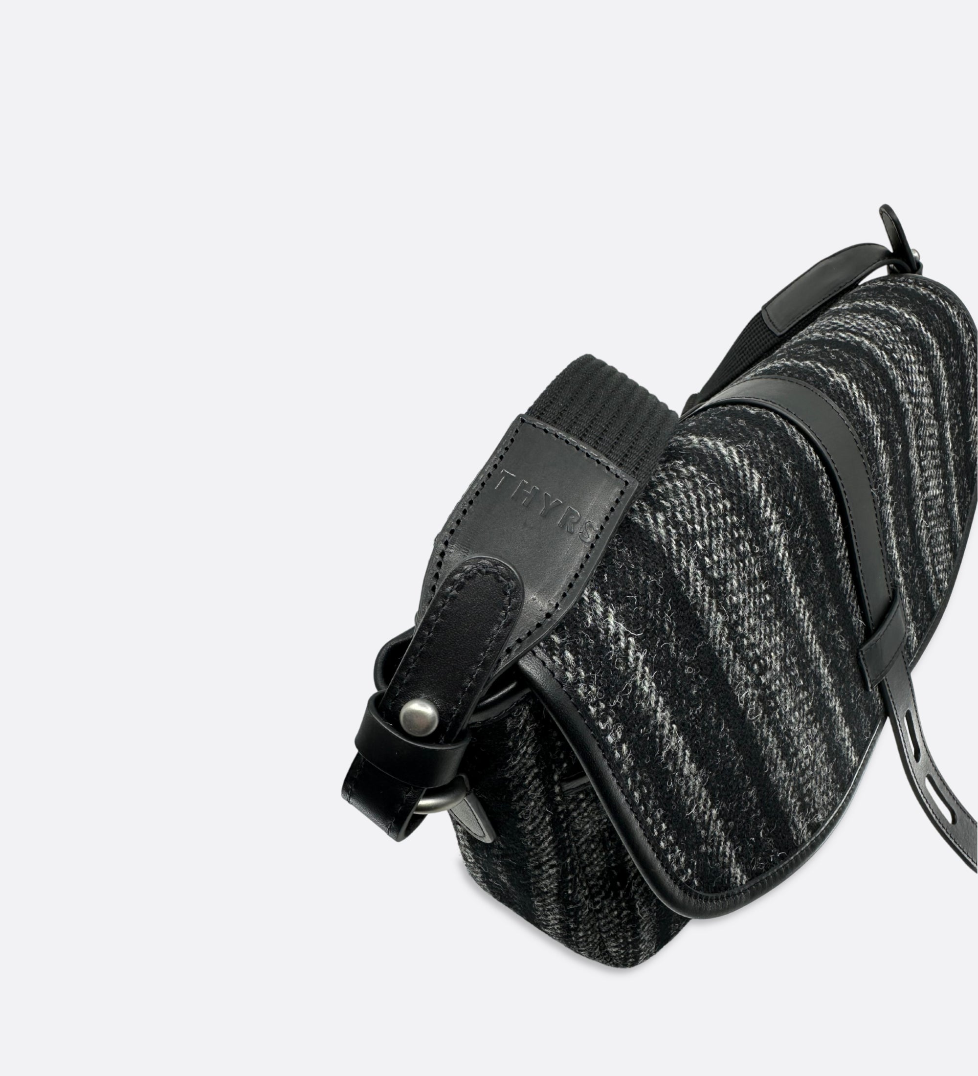 Besace tweed Harris Twill rayé noir. Taille M. Fabriqué en France.