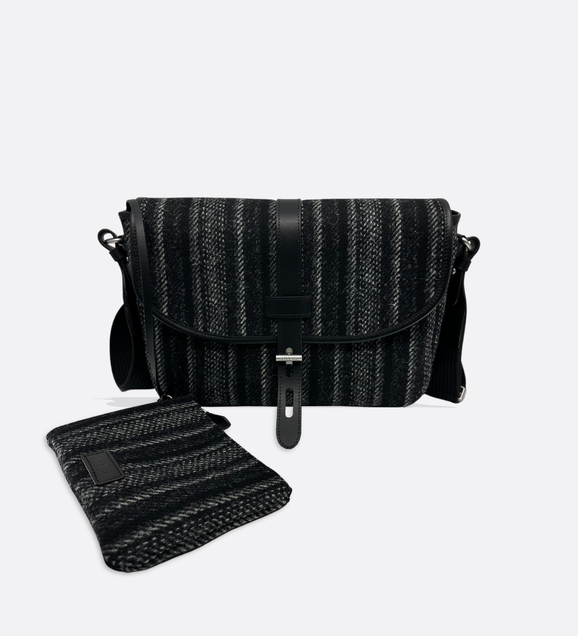 Besace tweed Harris Twill rayé noir. Taille M. Fabriqué en France.