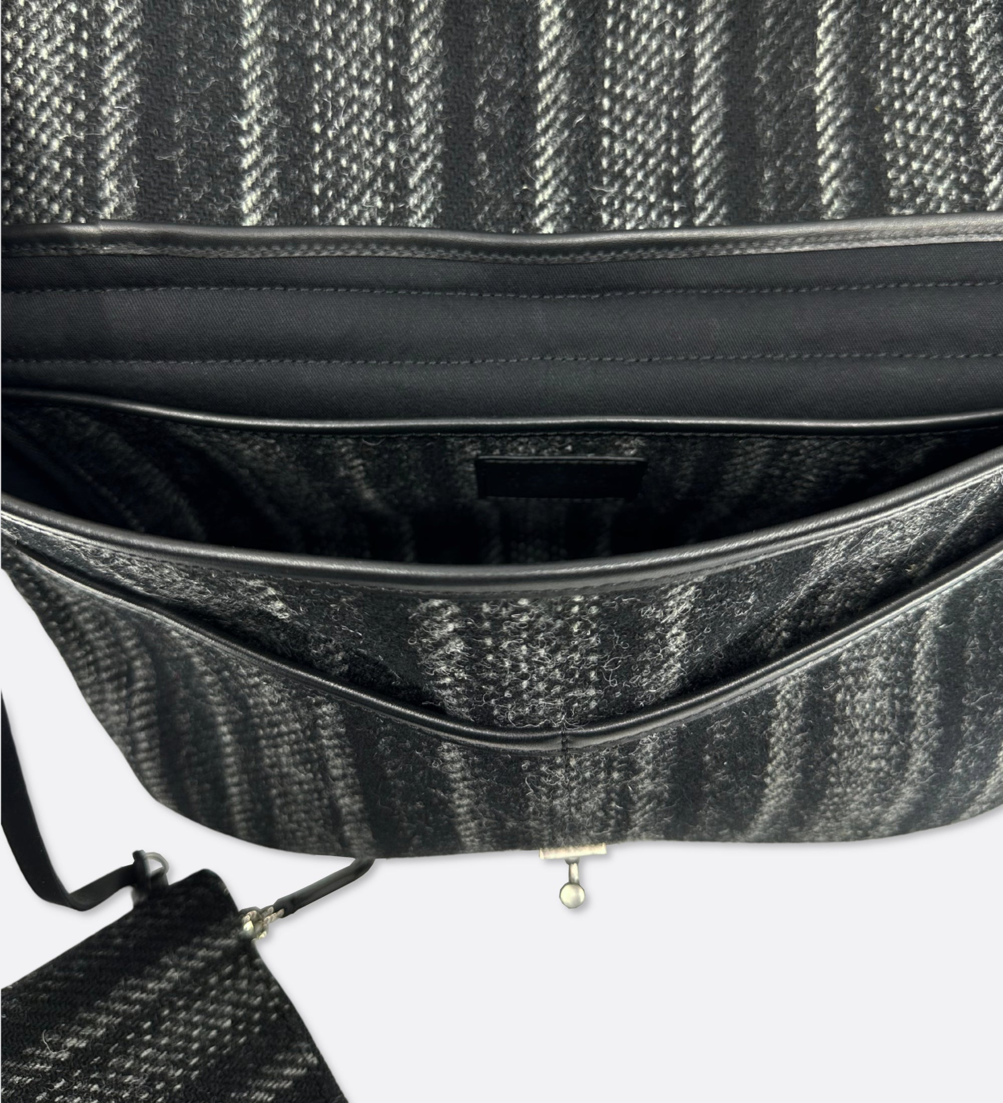 Besace tweed Harris Twill rayé noir. Taille M. Fabriqué en France.